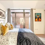 Serene Private Townhouse With Ac & Balcony For 6