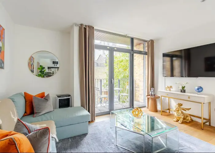 Serene Private Townhouse With Ac & Balcony For 6