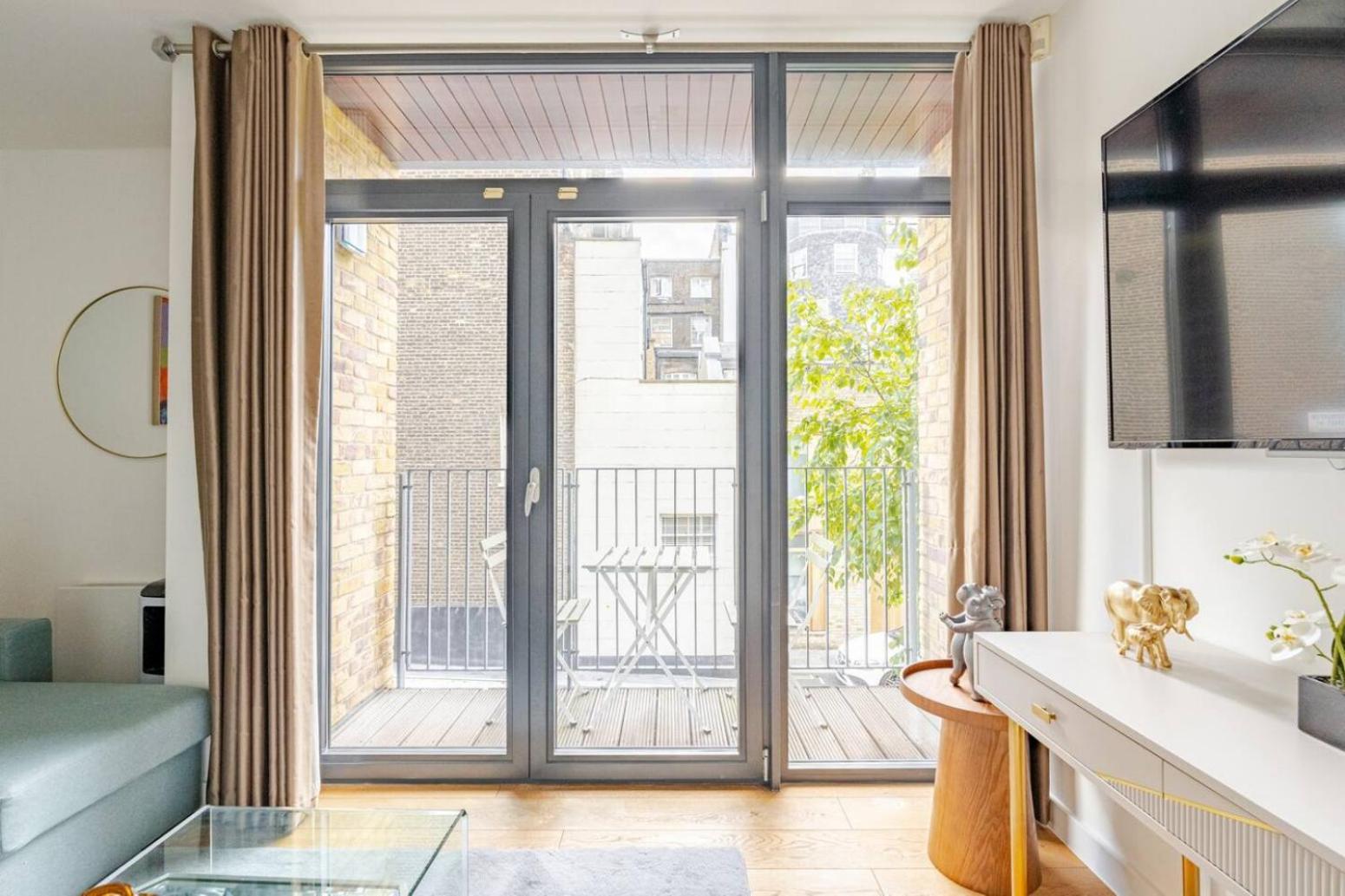Serene Private Townhouse With Ac & Balcony For 6 Appartamento