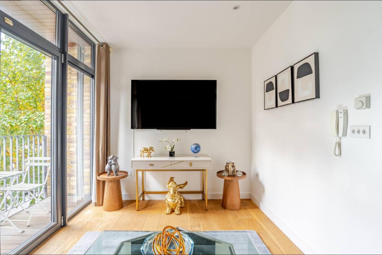 Serene Private Townhouse With Ac & Balcony For 6