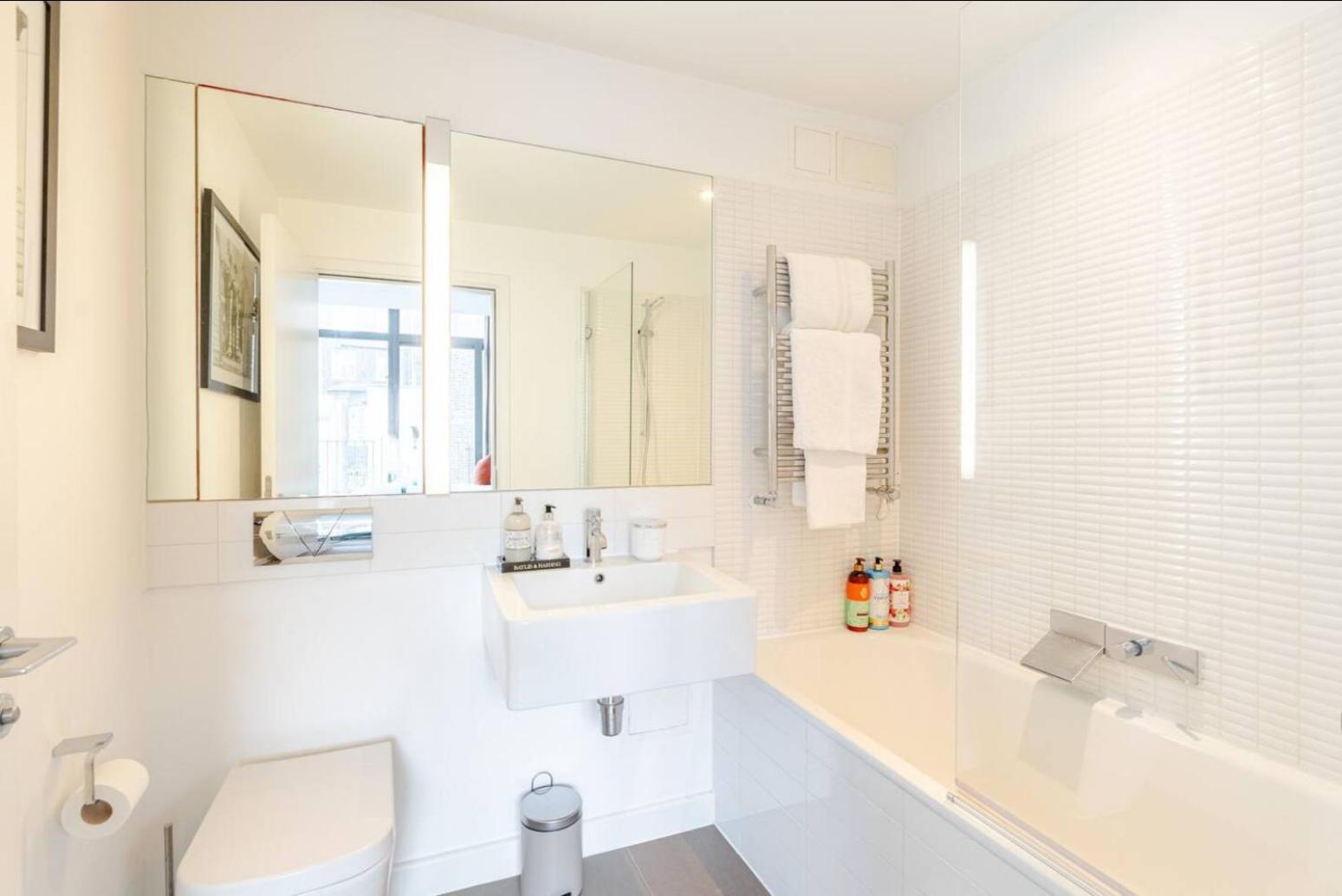 Serene Private Townhouse With Ac & Balcony For 6 Appartamento